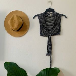 Crop top black and white